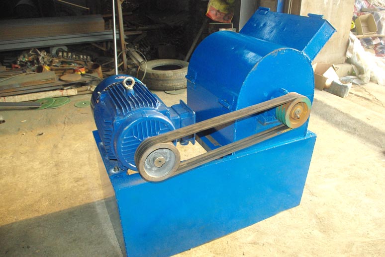 粉餅機(jī)，碎餅機(jī)，大餅打碎機(jī)，花生茶籽大豆餅粉碎機(jī)